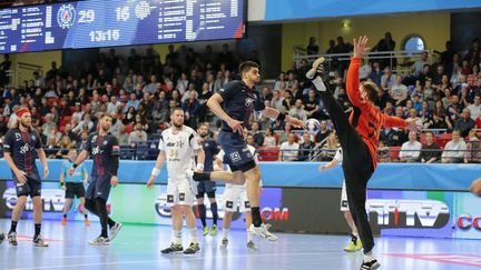 Le Parisien Luka Stepancic face au gardien de Kiel,  (STEPHANE ALLAMAN / STEPHANE ALLAMAN)