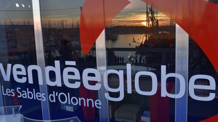 Le logo du "Vendée Globe" aux Sables d'Olonne (Vendée). Photo d'illustration. (LOIC VENANCE / AFP)