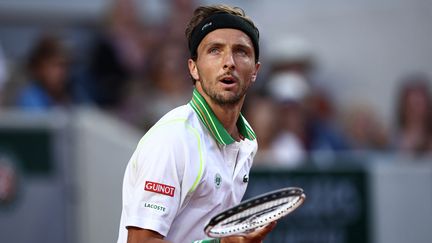 Arthur Rinderknech lors de son deuxième tour face à Taylor Fritz, le 1er juin 2023. (ANNE-CHRISTINE POUJOULAT / AFP)