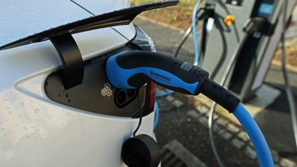 Une borne de recharge pour voiture électriques à Belfort, en décembre 2023. (CHRISTINE DUMAS / MAXPPP)