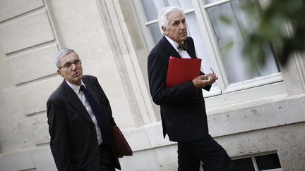 St&eacute;phane Mantion, directeur g&eacute;n&eacute;ral de la Croix-Rouge fran&ccedil;aise (&agrave; gauche), accompagn&eacute; du professeur Jean-Jacques Eledjam, pr&eacute;sident de l'association, le 9 septembre 2013 &agrave; l'Elys&eacute;e (Paris). (MAXPPP)