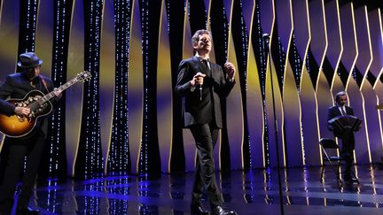 Benjamin Biolay est apparu sur scène pendant la cérémonie pour interpréter en français "Volver", en hommage au président du jury Pedro Almodovar. 
 (Valéry Hache / AFP)