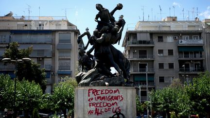 Une statue taggée dans le centre d'Athènes (6 juin 2016)
 (Giorgos Georgiou / Nurphoto / AFP)