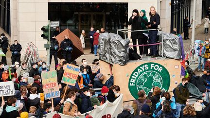 Luisa Neubauer, l'une des organisatrices de la manifestation, prend la parole devant la Maison Willy Brandt, le siège du SPD, le 22 octobre 2021.&nbsp; (ANNETTE RIEDL / DPA)