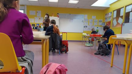 Une classe à&nbsp;Noiron-sous-Gevrey (Côte-d'Or). (STÉPHANIE PERENON / RADIO FRANCE)