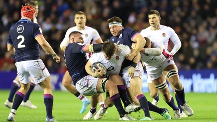 L'Anglais Tom Curry repris par les Ecossais Matt Fagerson et Hamish Watson, le 5 février 2022. (STEVE WELSH / MAXPPP)