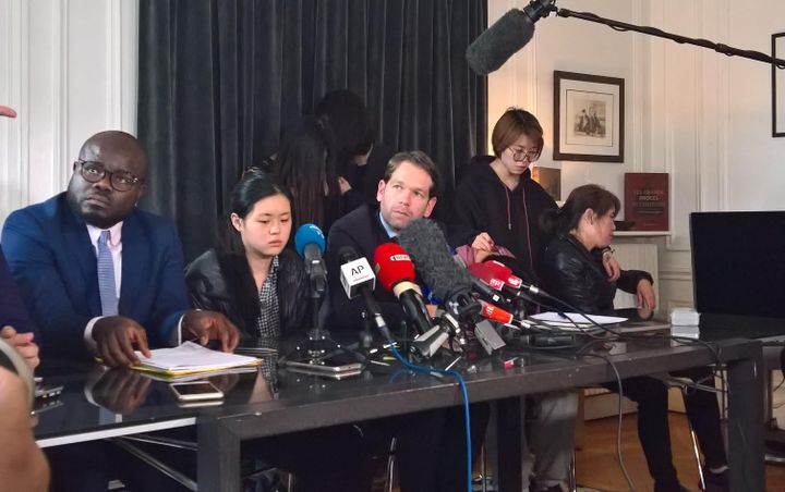 La famille de Liu Shaoyo et ses avocats ont accordé une conférence de presse à Paris, mercredi 29 mars 2017, trois jours après la mort du père de famille. (F. MAGNENOU / FRANCEINFO)