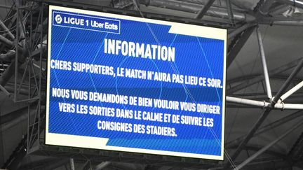 Un panneau informe l'annulation du match OM-OL au Stade Vélodrome dimanche 29 octobre. (CHRISTOPHE SIMON / AFP)