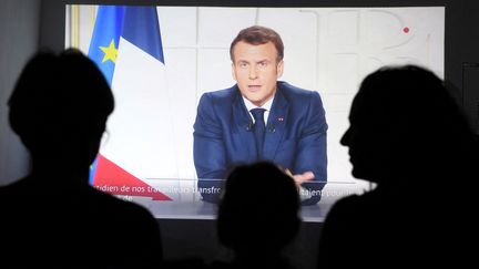 Des Français devant leur télévision mercredi 31 mars pour écouter les nouvelles mesures de lutte contre le Covid-19 annoncées parle président Emmanuel Macron. (NICOLAS TUCAT / AFP)