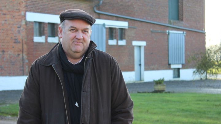 Bruno Et&eacute;v&eacute;, maire de Fay (Somme), &eacute;galement exploitant agricole &agrave; proximit&eacute; de la gare TGV Haute-Picardie, le 16 d&eacute;cembre 2014. (MATHIEU DEHLINGER / FRANCETV INFO)