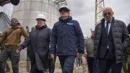 Le président de l'Agence internationale pour l'énergie atomique (AIEA), Rafael Grossi, à la centrale nucléaire de Zaporijjia (Ukraine), le 29 mars 2023. (ANDREY BORODULIN / AFP)