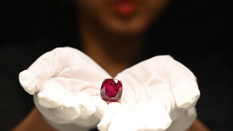 The 55.22 carat ruby, on April 17, 2023 in Hong Kong (China).  (PETER PARKS/AFP)