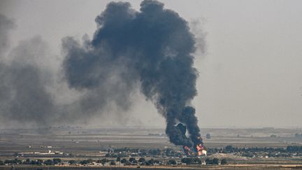 De la fumée s'élève de la ville de Ras al-Ain, en Syrie, le 17 octobre 2019.&nbsp; (OZAN KOSE / AFP)