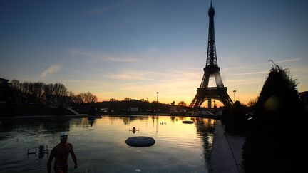 300 millions d'euros vont être engagés pour valoriser la tour Eiffel, a annoncé la mairie de Paris vendredi 13 janvier 2017. (OLIVIER MORIN / AFP)