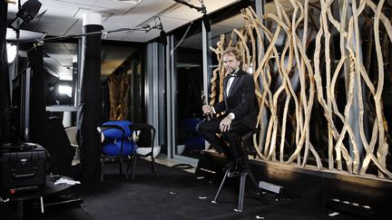 Florian Zeller pose avec l'Oscar du meilleur scénario adapté, le 26 avril 2021 à Paris. (LEWIS JOLY / GETTY IMAGES NORTH AMERICA / AFP)