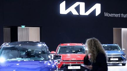 Des voitures de la marque Kia, lors du Brussels Motor Show à Bruxelles en 2023. (KENZO TRIBOUILLARD / AFP)