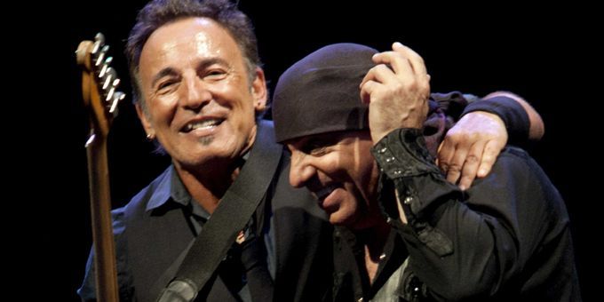 Bruce Springsteen taquine Steve Van Zandt sur scène.
 (Geoffrey Robinson/Rex/REX/SIPA)