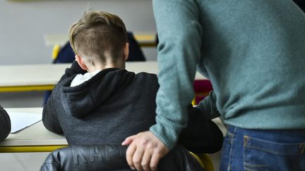 Un professeur et un élève dans une classe de collège. (KETTY BEYONDAS / MAXPPP)