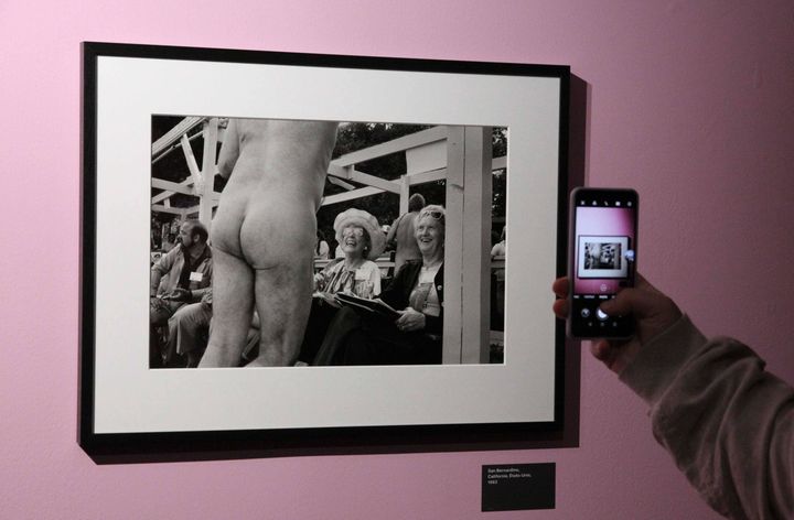 Au Musée Maillol, un visiteur devant une photo d'Elliott Erwitt prise lors d'un concours de "Monsieur nudiste" en Californie en 1983, alors qu'un candidat tente d'influencer le jury... (GINIES MICHEL / SIPA / SIPA)