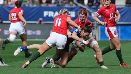 Jessy Trémoulière arrêtée par la défense galloise lors du match du Tournoi des six nations entre la France et le pays de Galles, le 23 avril 2023. (GARETH EVERETT/SIPA)