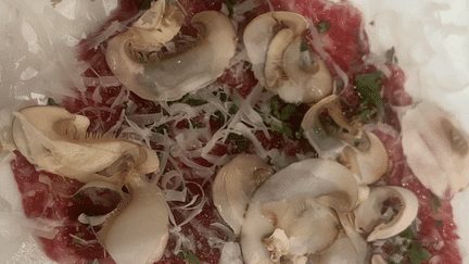 Carpaccio de baleine avec champignons de Paris, fromage finement râpé et herbes, dans le restaurant La balena nel Parco. (KARYN NISHIMURA / RADIOFRANCE)