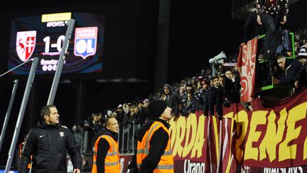 La tribune du stade Saint-Symphorien lors de Metz-Lyon avec l'entraîneur lorrain Philippe Hinschberger (JEAN-CHRISTOPHE VERHAEGEN / AFP)