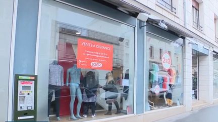 Mercredi 19 mai, les clients seront de retour dans les boutiques de vêtements. Mais les vendeurs doivent maintenant faire le tri entre les collections et gérer les stocks qui se sont accumulés. (CAPTURE ECRAN FRANCE 3)