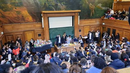 Des étudiants occupent l'université de La Sorbonne à Paris&nbsp;pour dénoncer le&nbsp;second tour de la présidentielle&nbsp;entre Emmanuel Macron et Marine Le Pen, le mercredi 13 avril 2022. (AGATHE MAHUET / RADIO FRANCE)