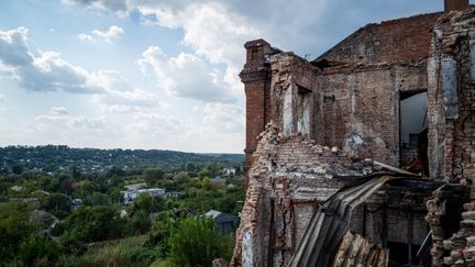 Un bâtiment endommagé par les combats à Koupiansk (Ukraine), le 5 septembre 2023. (WOLFGANG SCHWAN / ANADOLU AGENCY / AFP)