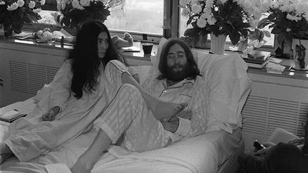 John Lennon et Yoko Ono en "Bed In" pour la paix le 16 mai 1969 à l'hôtel Reine Elizabeth de Montréal. (VAGNINI BRUNO/SIPA)