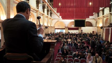 Le commissaire priseur de Christie's dirige la traditionnelle vente aux enchères organisée par Christie's, des bouteilles de la réserve personnelle des Hospices de Beaune, le 19 Novembre 2005. (MARTIN BUREAU / AFP)