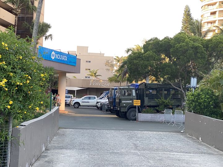 Des camions de la gendarmerie stationnés sur le parking d'un hôtel à Nouméa (Nouvelle-Calédonie), le 6 décembre 2021. (RAPHAEL GODET / FRANCEINFO)