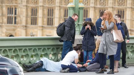 Une femme voilée prise en photo sur le pont de Westminster, peu après l'attaque à Londres le 22 mars 2017, a été prise pour cible sur les réseaux sociaux. (JAMIE LORRIMAN / SIPA)