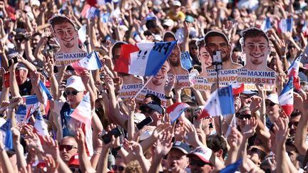 Le public du Club France, à Paris, à l'arrivée des nageurs français, le 5 août 2024. (LP / FRED DUGIT / MAXPPP)