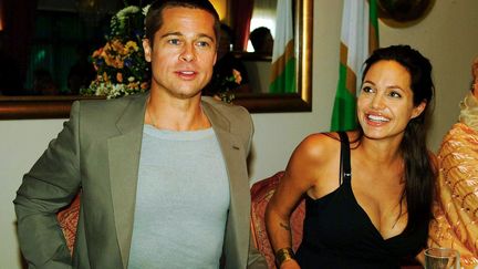 Brad Pitt et Angelina Jolie en 2006, lors d'une conférence de presse en Namibie. (AFP)