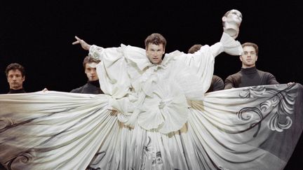 Le danseur Patrick Dupond, sous la direction du chorégraphe Maurice Béjart, dans "Salome", en 1992, au théâtre des Champs Elysées. (BERTRAND GUAY / AFP)