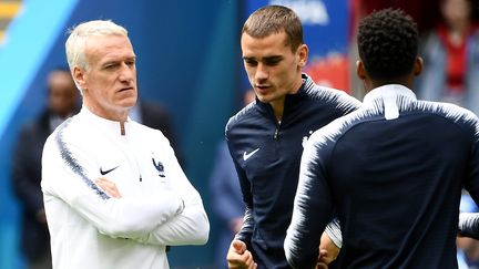 Didier Deschamps en discussion avec&nbsp;Antoine Griezmann, le 15 juin 2018, lors d'une session d'entraînement à Kazan, en Russie. (FRANCK FIFE / AFP)