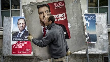 Panneau électoral changé pour le 2e tour de la présidentielle (JEFF PACHOUD / AFP)