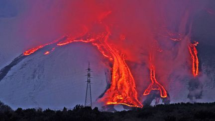 L'Etna enneig&eacute; en &eacute;ruption pr&egrave;s de Catane (Italie), le 19 f&eacute;vrier 2013. (ANGELA PLATANIA / OLYCOM / SIPA)