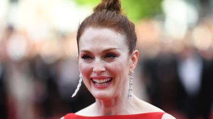 Julianne Moore, tout sourire pour la montée des marches à Cannes où elle présente "Wonderstruck" de Todd Haynes.
 (LOIC VENANCE / AFP)