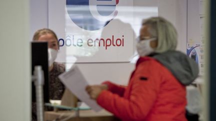 Une demandeuse d'emploi dans une agence Pôle Emploi, à Gap (Hautes-Alpes), le 14 mars 2022.&nbsp; (THIBAUT DURAND / HANS LUCAS / AFP)