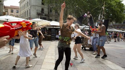 Le Festival Off d'Avignon se poursuit malgré la canicule. (CECILE MELLA)