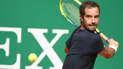 Richard Gasquet n'a pas su trouver la faille face au Serbe.  (YANN COATSALIOU / AFP)