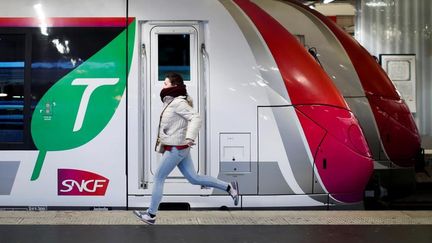 Une voyageuse court sur le quai de la gare du Nord à Paris le 15 janvier 2020. (GONZALO FUENTES / X02443 / REUTERS)