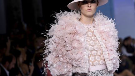 Romance et intemporalité constituent l'essence de Ralph &amp; Russo. Leur souhait : rétablir l'héritage de la couture et de la fantaisie des grands maîtres tels que John Galliano, Christian Lacroix, Valentino Garavani et Yves Saint Laurent. Cette saison, les deux créateurs ont apporté une touche de modernité aux modèles avec des petits blousons travaillés de broderies, des petits chapeaux d'inspiration safari chic et une robe courte blanche col montant portée avec des cuissardes. 
 (Bertrand Guay/AFP)