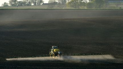 Un agriculteur français pulvérise l'herbicide glyphosate "Roundup 720" dans un champ de maïs, du Nord-Ouest de la France, le 23 avril 2021. (JEAN-FRANCOIS MONIER / AFP)