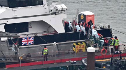 Des migrants récupérés en mer par le navire britannique Border Force Cutter, alors qu'ils tentaient de traverser la Manche le 13 janvier 2024. (GLYN KIRK / AFP)