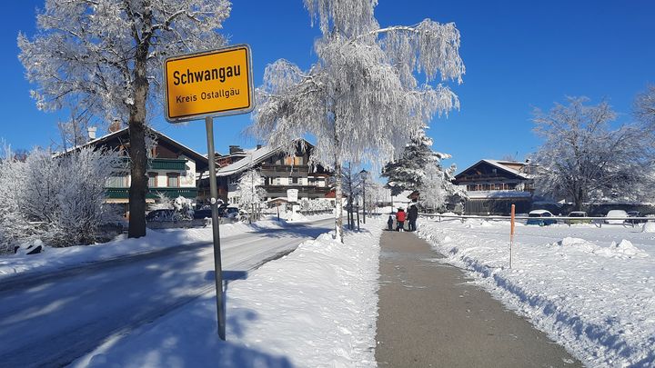 L'entrée du village de Schwangau, la commune de 3300 habitants au pied du château de Neuschwanstein. (SEBASTIEN BAER / FRANCEINFO)