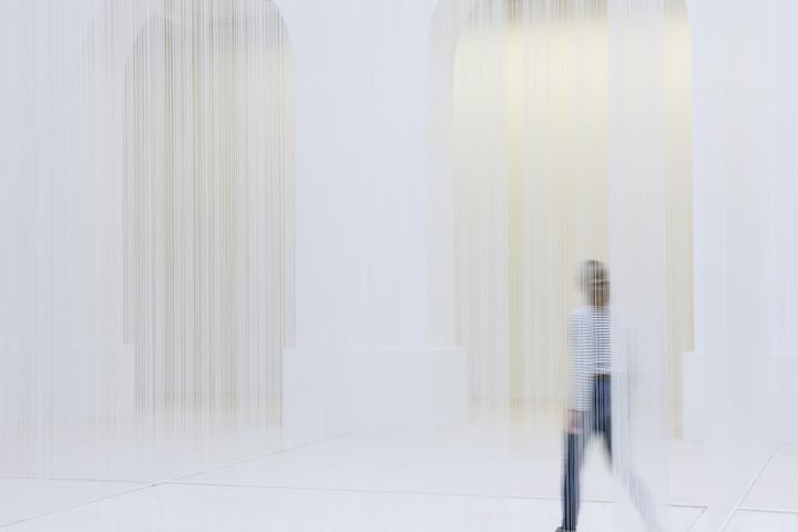 Installation de Susanna Fritscher, faite de pans de fils en silicone, bientôt au Centre Pompidou-Metz (ici au Musée d'arts de Nantes) (© Susanna Fritscher © Musée d'arts de Nantes - Photographie Cécile Clos)