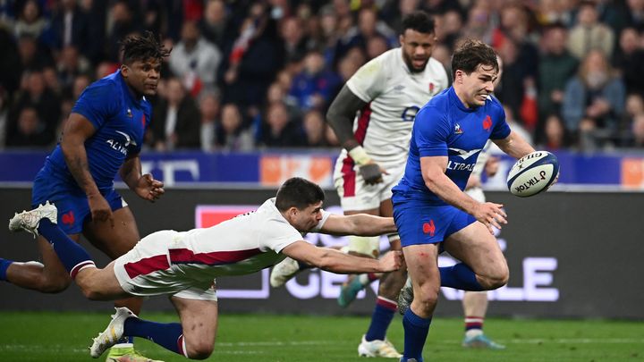 Antoine Dupont face à l'Angleterre lors du Tournoi des six nations, le 19 mars 2022. (FRANCK FIFE / AFP)